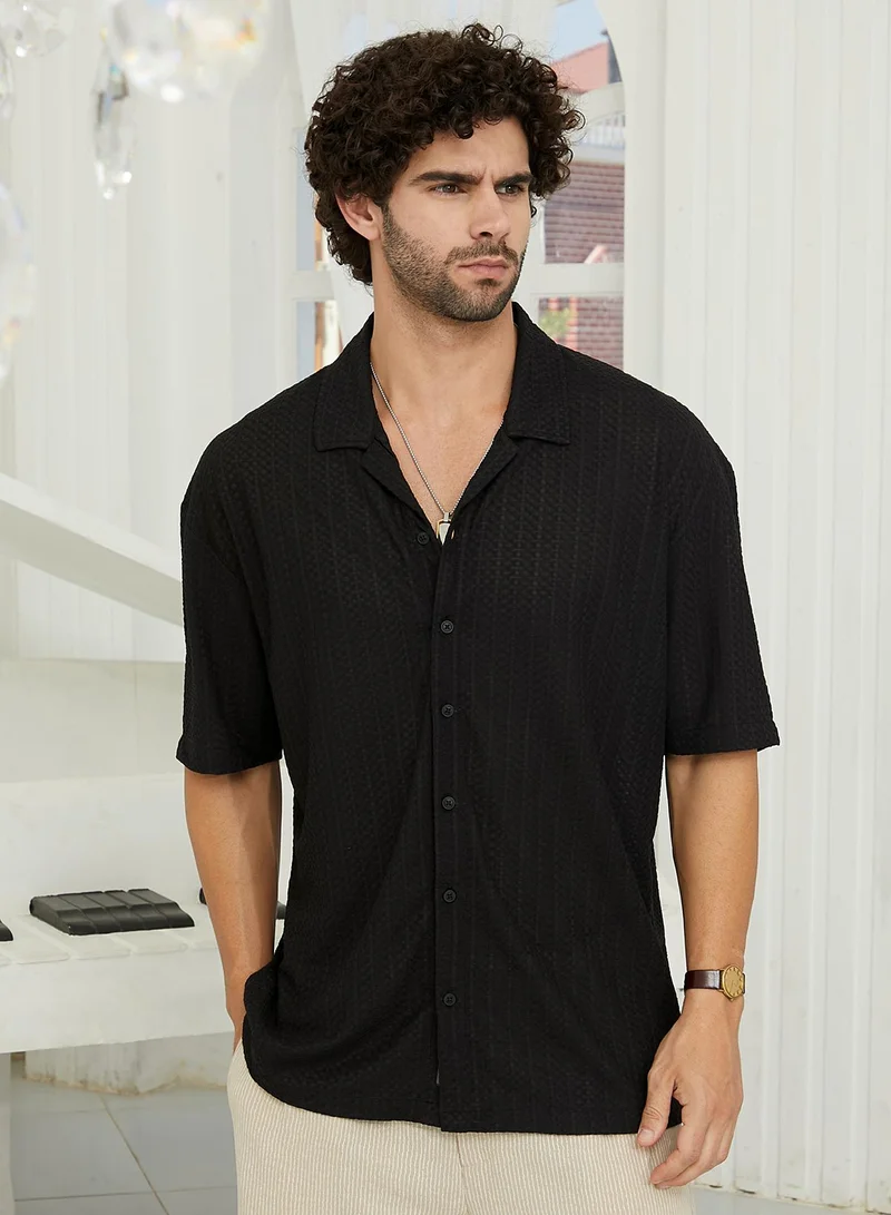 Campus Sutra Men's Midnight Black Zigzag-Helix Resort Oversized Shirt For Casual Wear | Cuban Collar | Short Sleeves | Button Closure | Oversize Shirt Crafted With Comfort Fit For Everyday Wear
